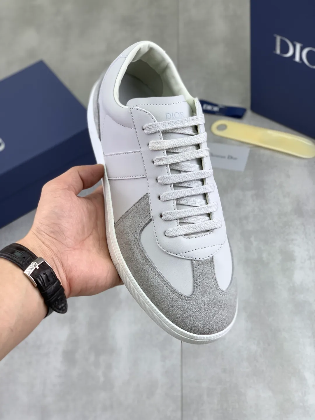 Men's shoes 💰P360 New Dior B01 moral training shoes, white first-layer cowhide, original molded outsole. New to the fall collection, this sneaker marks the return of a Dior classic, reinterpreted in a stylish and elegant silhouette. Crafted from white smooth first-grain cowhide with a tonal silk sheepskin lining, it features the Dior logo on the tongue and inner sides, and a CD icon on the heel. Paired with Tpu anti-slip soles of the same color, it can be matched with various styles to create a sophisticated look.  Code number: 38-44